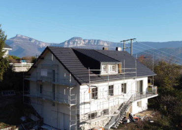Isolation thermique par l’extérieur d’une villa en polystyrène gris, Finition RPE, Savoie